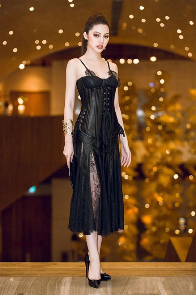 Hoa hậu Jolie Nguyễn gợi cảm cực độ với mốt nội y cùng chiếc áo corset gợi cảm.