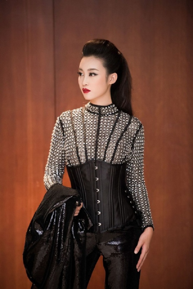 Hoa hậu Đỗ Mỹ Linh khác lạ với áo cánh đính hạt đinh tán và chiếc corset gói gọn vòng eo con kiến.