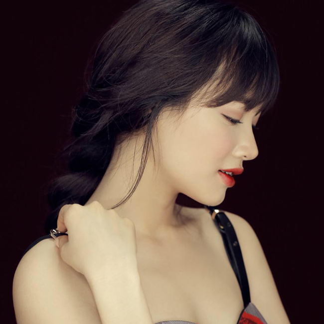 Góc chụp nghiêng cho thấy phần mũi của cô thẳng và nhỏ nhắn hơn rất nhiều.