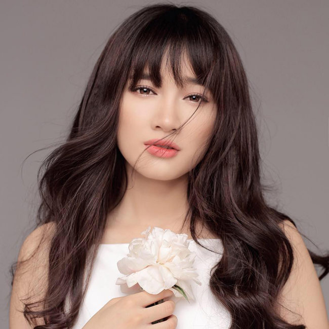 Nhã Phương nổi tiếng sau khi tham gia bộ phim ngắn “Xin lỗi, anh chỉ là thằng bán bánh giò” năm 2013 của đạo diễn trẻ Phạm Việt Phước.