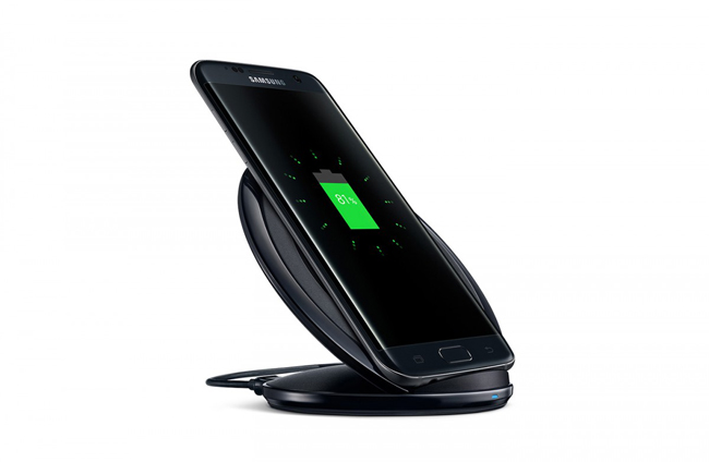 Cả hai mẫu smartphone Galaxy S7 và Galaxy S7 Edge đều sở hữu công nghệ sạc không dây vô cùng tiện lợi