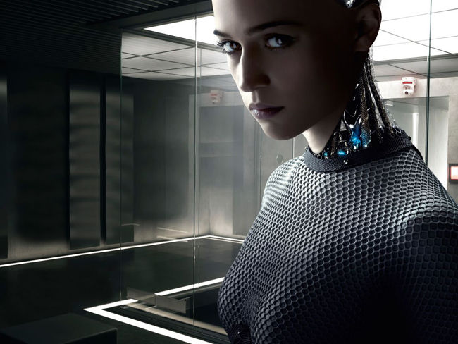 Alicia gây ấn tượng bởi vẻ lạnh lùng&nbsp;lẫn những âm mưu của một con robot có trí thông minh nhân tạo, thậm chí vượt qua cả người sáng tạo ra nó.