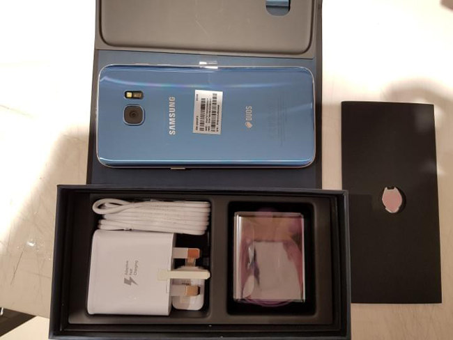 Cuối cùng thì phiên bản màu xanh san hô &#40;Blue Coral&#41; của chiếc Galaxy S7 Edge cũng đã ra mắt tại thị trường Mỹ, và được phân phối đầu tiên thông qua nhà mạng Verizon. Dự kiến, phiên bản này cũng sớm có mặt tại các thị trường khác ngay sau đó.