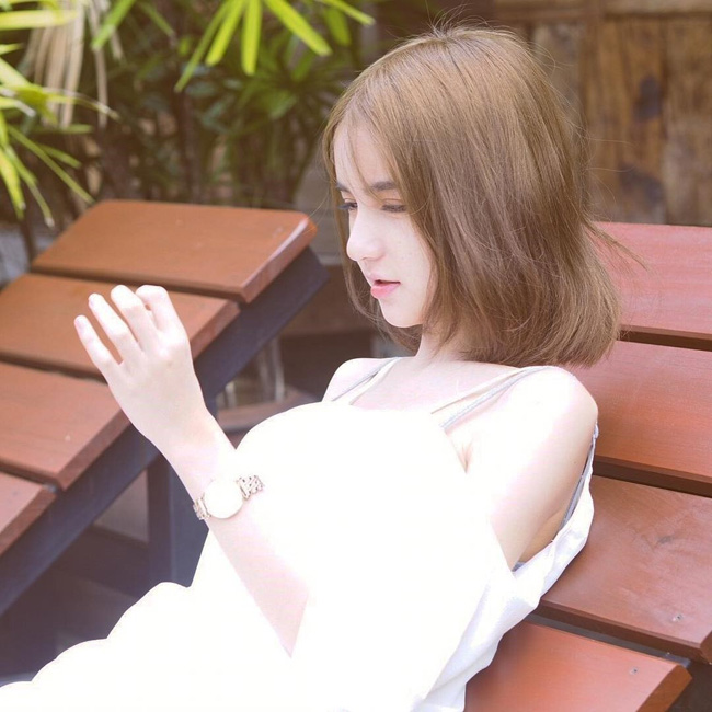 Với ngoại hình xinh đẹp,&nbsp;Rinrada còn làm mẫu cho nhiều nhãn hàng thời trang, mỹ phẩm.&nbsp;