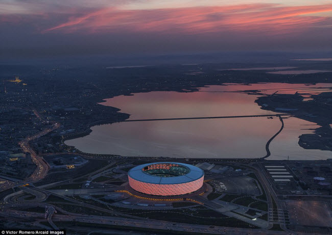 Sân vận động quốc gia Baku&nbsp; ở Azerbaijan sáng rực&nbsp;lúc chiều tối. Ảnh: Victor Romero