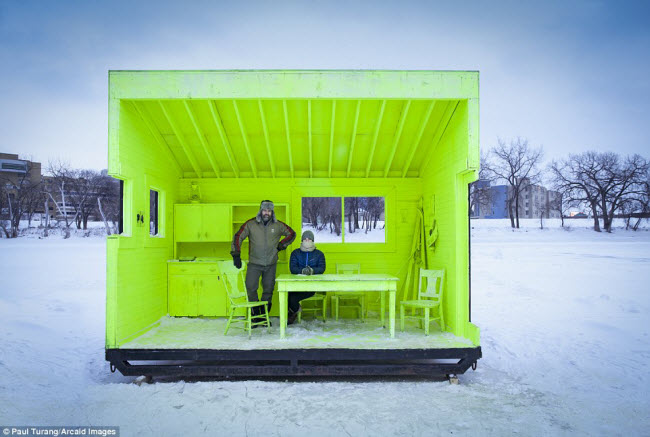 Người dân địa phương sưởi ấm trong nhà theo phong cách Scandinavian trong thời tiết giá lạnh ở Scandinavian, Canada. Ảnh: Paul Turang