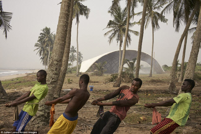 Ngư dân kéo lưới cạnh Viện nghiên cứu văn hóa và nghệ thuật Haduwa ở Ghana. Ảnh: Julien Lanoo