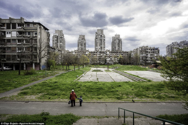 Khu chung cư xuống cấp tại thành phố Belgrade, Serbia. Ảnh: Inigo Bujedo Aguirre