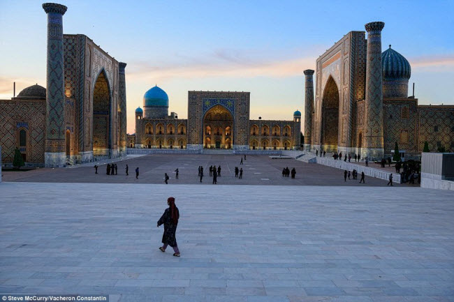 Thành phố Samarkand ở Uzbekistan là nơi giao thoa về địa lý và văn hóa trên Con đường tơ lụa &#40;The Silk Road&#41; huyền thoại. Các lăng mộ và tòa nhà ở đây được trang trí bằng đồ gốm và mái vòm có thiết kế rất công phu.