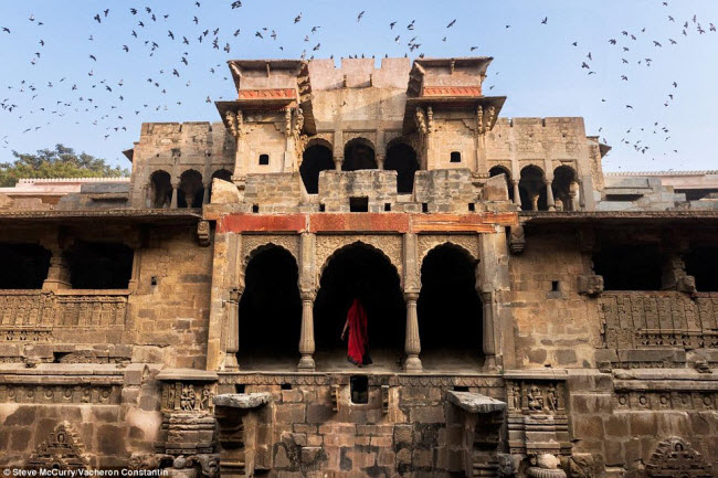 Giếng bậc thang Chand Baori là một truyền thuyết và một công trình nghệ thuật độc đáo, được xây dựng ở thành phố Abhaneri thuộc bang Rajasthan ở Ấn Độ.