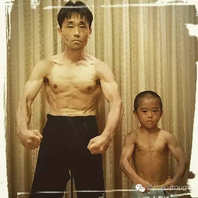 Cậu bé Ryusei đọ cơ bắp với cha ruột.