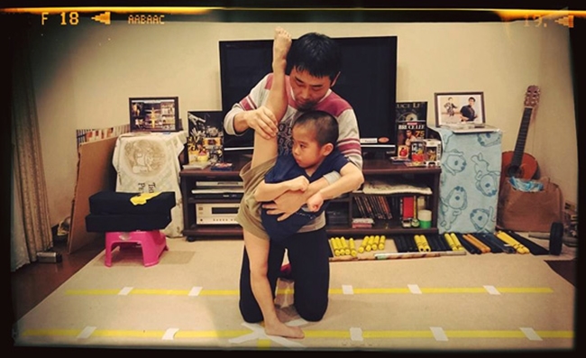 Để phát triển khả năng của con trai, ông Ryuji Imai thường xuyên huấn luyện con với những&nbsp; động tác khó.