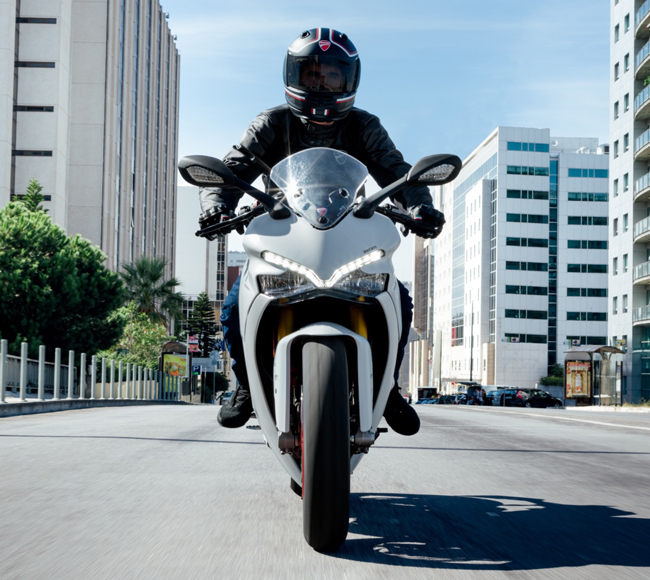 Cung cấp sức mạnh cho Ducati SuperSport 2017 là khối động cơ Testastretta nghiêng 11 độ, làm mát bằng dung dịch, dung tích 937 cc.