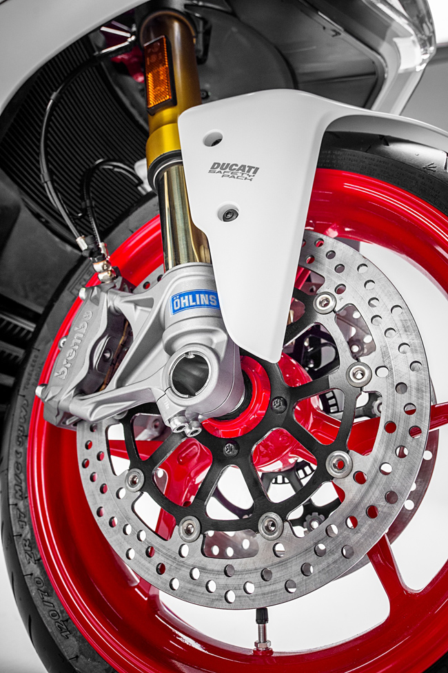 Ở phiên bản tiêu chuẩn, Ducati SuperSport 2017 đi kèm hệ thống treo bao gồm phuộc Marzocchi 41 mm tùy chỉnh hoàn toàn và giảm xóc Sachs với lò xo tùy chỉnh theo tải cũng như độ bật nảy. Trong khi đó, Ducati SuperSport S 2017 được trang bị phuộc TiN 48 mm tùy chỉnh hoàn toàn và giảm xóc Ohlins.