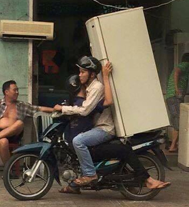 Chở nặng thì phải ngồi kiểu đặc biệt.