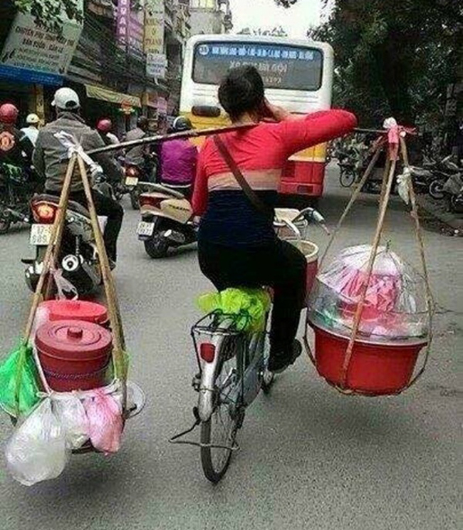 Cô gái &#34;diễn xiếc&#34; dưới phố.