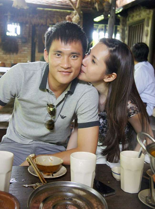 Kể từ thời điểm còn yêu đương đến khi về chung một nhà, cặp đôi Công Vinh - Thủy Tiên luôn được cộng đồng mạng chú ý và coi là hình mẫu lý tưởng trong showbiz Việt. Cách Thủy Tiên chăm sóc cho ông xã mà cô đánh giá &#34;kiếm tiền giỏi nhất&#34; cũng rất đặc biệt.
