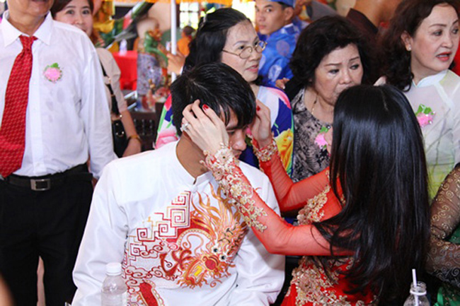Trong đám hỏi, Thủy Tiên cũng rất ân cần chỉnh sửa tóc cho Công Vinh. Không ít lần trong các cuộc phỏng vấn, cô luôn dành cho ông xã những câu khen &#34;có cánh&#34;.