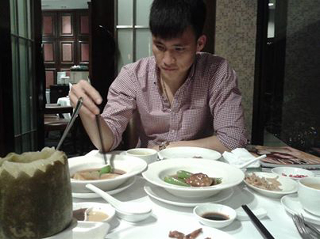 Công Vinh luôn được nhận xét là người chồng yêu vợ thương con. Đổi lại, anh được bà xã chăm sóc, tẩm bổ với các món ăn nhiều dưỡng nhất. Thủy Tiên còn chuẩn bị cơm &#34;bào ngư, vi cá&#34; cho ông xã.