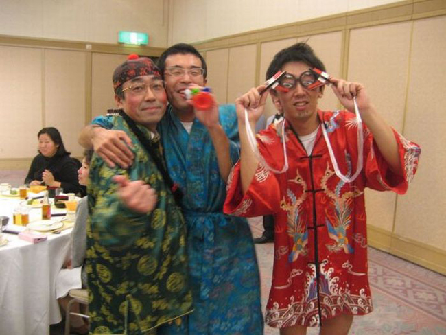 Các &#34;đại nhân&#34; tạo dáng chụp ảnh.