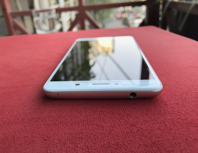 Đỉnh máy có giắc cắm tai nghe 3.5mm