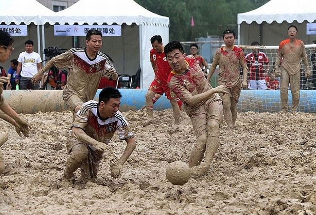Trận bóng đá &#34;lầy lội&#34; nhất hành tinh.