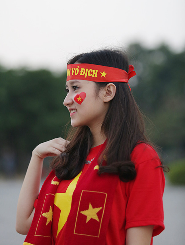 Trong dòng người đổ về sân Mỹ Đình xem trận bán kết lượt về giữa đội tuyển Việt Nam và Indonesia &#40;ngày 7/12&#41;, hình ảnh một fan nữ xinh đẹp diện áo cờ đỏ sao vàng, đầu&nbsp;đeo băng rôn cổ vũ đội tuyển nước nhà thu hút sự chú ý của nhiều người.&nbsp;