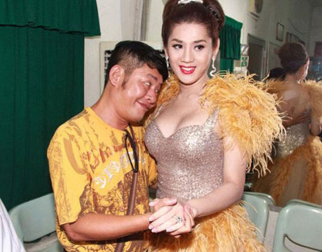 Ủ uôi, máy ảnh phía trên kìa mà anh.