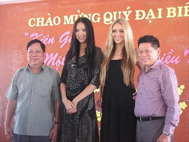Những ngày qua, tỷ phú gốc Việt &nbsp;72 tuổi&nbsp;Hoàng Kiều trở thành nhân vật gây sốt khắp cộng đồng mạng khi ông xác nhận đang yêu người mẫu nội y Ngọc Trinh. Tuy nhiên, khi nhắc đến người đàn ông giàu có này, người ta còn nhớ tới một người phụ nữ khác cũng nóng bỏng không kém&nbsp;là Hoa hậu Thế giới 2007 Trương Tử Lâm.