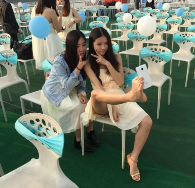 Khi chị em &#34;tự sướng&#34; bằng chân.