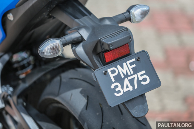 Không giống với các mẫu siêu mô tô hiện đại, Suzuki GSX-S1000 không có nhiều thiết bị điện tử. Về trang bị, cơ bản xe có hệ thống chống bó cứng phanh &#40;ABS&#41; và kiểm soát độ bám đường với 3 cấp độ.