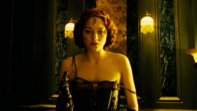Vẻ đẹp cổ điển của Cotillard được cho là hợp với nhiều bộ phim có đề tài chiến tranh như A Very Long Engagement.