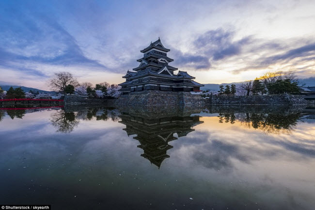 Matsumoto là một trong những lâu đài cổ nhất còn tồn tại ở Nhật Bản vào năm 1594. Đây là lâu đài tuyệt đẹp với nội thất chuẩn mực. Một số người dân địa phương tin rằng, lâu đài bị ám bởi hồn ma của một nông dân nổi loạn.