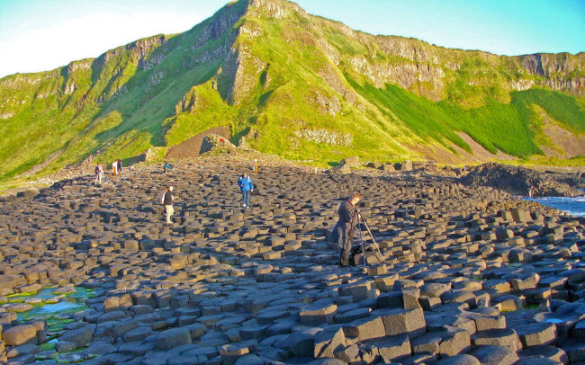 Là một trong những địa điểm du lịch nổi tiếng nhất ở Bắc Ireland, bờ biển Giant’s Causeway gây ấn tượng với khoảng 40.000 cột bazan khổng lồ màu đen được xếp ngay ngắn, kết quả của một vụ phun trào núi lửa cách đây hơn 60 triệu năm.