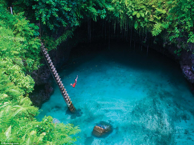 Rãnh To Sua nằm ở làng Lotofaga trên đảo Upolu, Samoa. Khi núi lửa phun trào trên đảo, một phần mặt đất sụp xuống và tạo ra hố sâu 30 m.