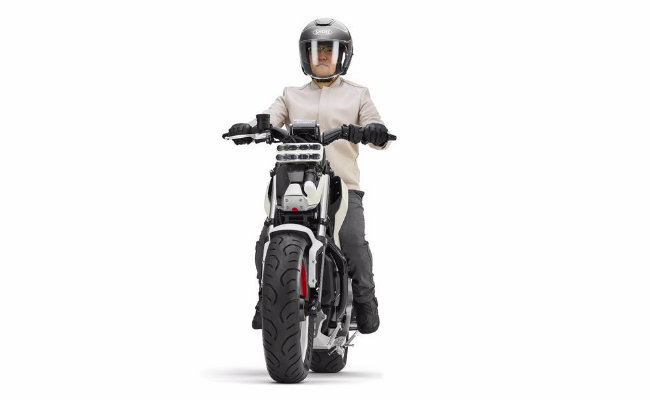 Có tên là Honda Riding Assist-3, mẫu xe này là một phương tiện chạy bằng năng lượng điện với trọng tâm trọng lực thấp và chiều cao yên ngồi khá thấp, nhưng năng lực đáng chú ý nhất chính là công nghệ tự cân bằng.