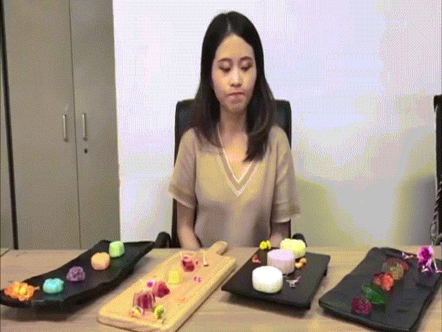 Thánh nữ công sở đón trung thu độc đáo cùng đồng nghiệp