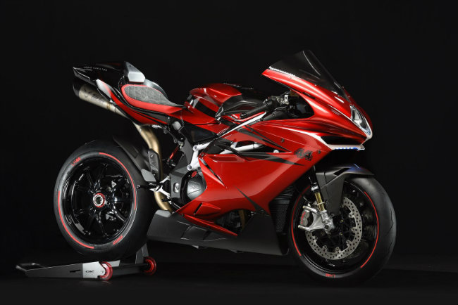 “Tôi rất vui được tiếp tục hợp tác với MV Agusta. Tôi thích làm việc với Giovanni và những nhân viên ở MV Agusta, họ rất đam mê thiết kế và chú ý tới từng chi tiết sản xuất. Mẫu xe mới thực sự là làm tôi phấn khích và cảm thấy hài lòng khi lái thử trên đường đua vào vài tuần trước ở Ý. Chỉ có 44 chiếc xe được sản xuất và tôi hy vọng các khách hàng may mắn sẽ yêu thích mẫu xe này như tôi đã yêu thích” – Lewis Hamilton nói.