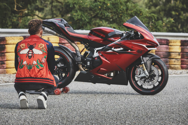 Lốp xe loại Pirelli Diablo Supercorsa SP được Pirelli thiết kế dành riêng cho 44 ấn phẩm độc quyền này.