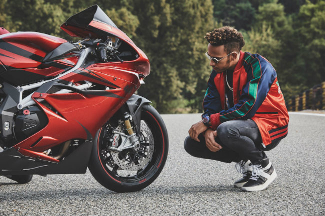 Với giá bán 60.000 USD &#40;1,36 tỷ đồng&#41;, MV Agusta F4 LH44 chỉ sản xuất đúng 44 chiếc chắc chắn sẽ là một trong những mẫu xe đáng để cho các nhà sưu tầm săn lùng.