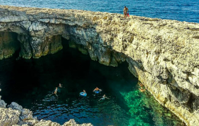 Hố Dragonara, Mellieha, Malta.
