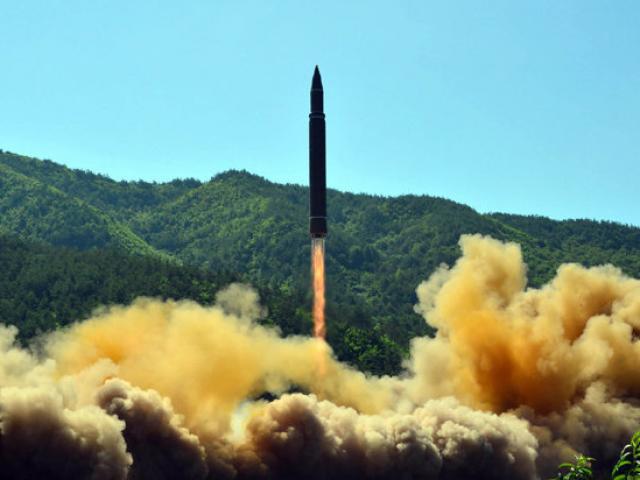Nhật tiết lộ lý do ”bó tay” khi tên lửa Triều Tiên bay qua
