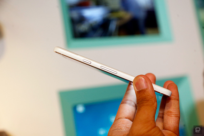 Trong phiên bản màu san hô, nút nguồn trên Pixel 2 cũng có màu tương tự.