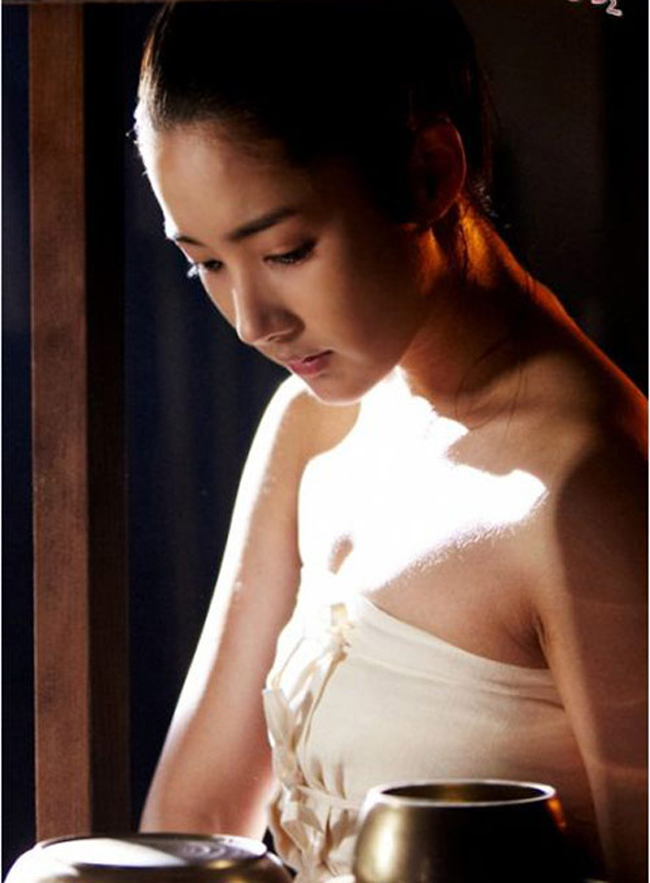 Phim cổ trang Hàn Quốc ngày một chuộng chiêu câu khách bằng các phân cảnh nóng bỏng. Nữ diễn viên Park Min Young - bồ cũ Lee Min Ho là một trong những trường hợp nữ diễn viên phải lộ da thịt khi quay phim cổ trang.