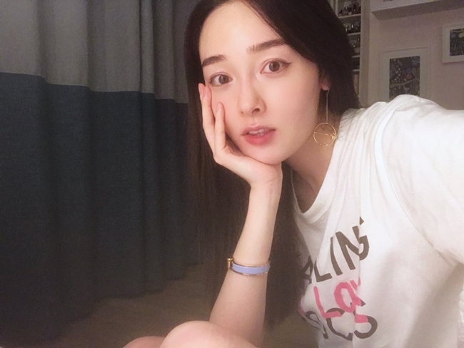 Thịnh Lãng Hy cho biết: “Tôi cảm thấy rất may mắn khi được các tiền bối quan tâm. Cám ơn nhà văn Kim Dung, Nghê Khuông tiên sinh và đạo diễn Đào Kiệt cho tôi cơ hội được đóng phim của họ”. Tuy nhiên, người đẹp vẫn muốn ở lại công ty quản lý cũ để làm việc vì cô vốn yêu thích bộ môn kịch.