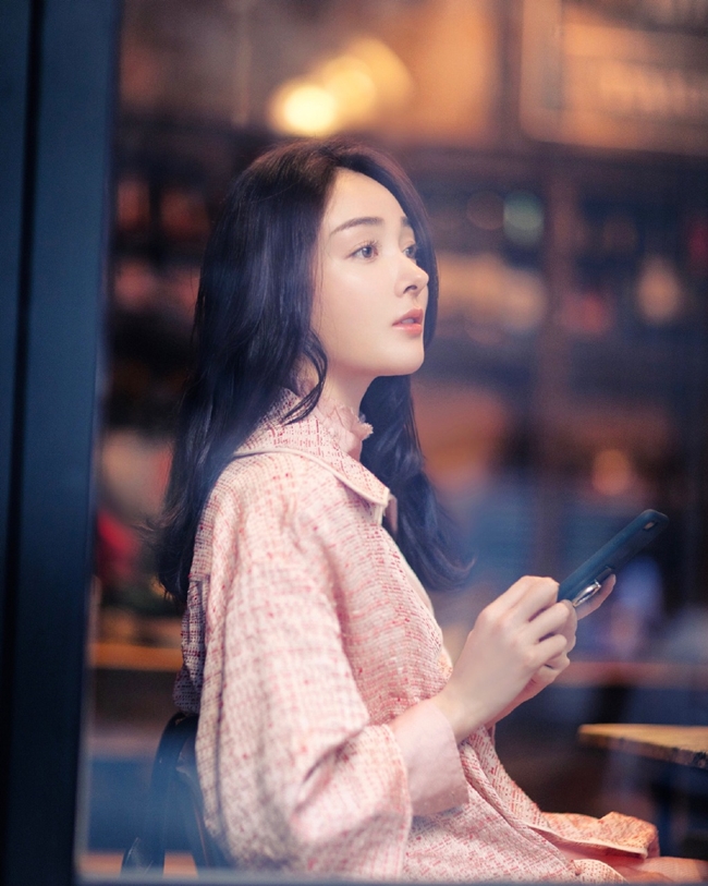 Tuy nhiên, vài năm gần đây, sự nghiệp của “Tiểu Long Nữ” được Kim Dung yêu nhất không có nhiều đột phá.