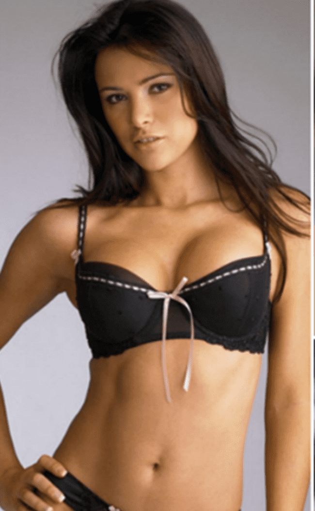 Nhờ tuân thủ nghiêm khắc chế độ ăn uống và tập luyện, Allison Stokke luôn giữ được cơ thể săn chắc.&nbsp;