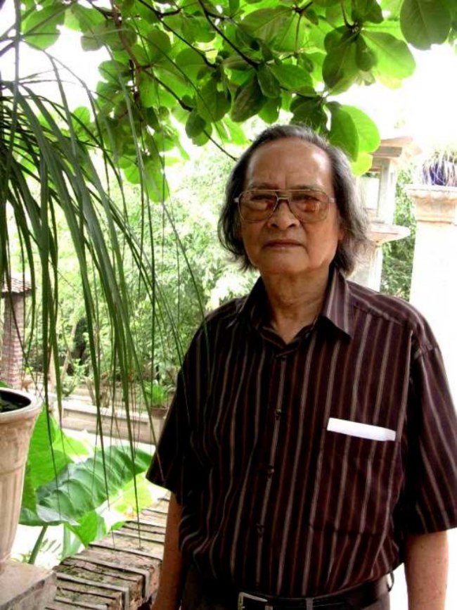 Trích đoạn bị lên án gay gắt nhất chính là phần&nbsp;Lê Vân&nbsp;nói về bố mình - NSND&nbsp;Trần Tiến, như là một người vô dụng. Cô mô tả cha là &#34;người chưa bao giờ đưa nổi một tháng lương&nbsp;về cho vợ con, người đắm chìm trong những cuộc tình triền miên từ trẻ cho đến giờ&#34;. Khi biết về cuốn sách NSND&nbsp;Trần Tiến&nbsp;đã chịu một cú sốc rất lớn khi bị chính con gái ruột của mình kể những chuyện này trước công chúng.
&nbsp;