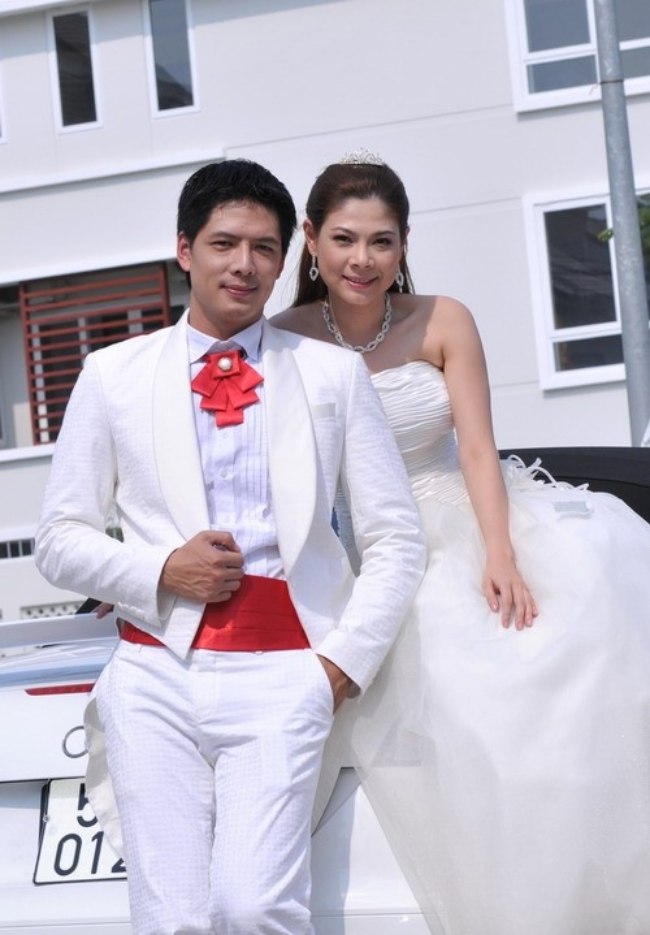 Cuối năm 2011, Thanh Thảo khiến công chúng bất ngờ khi công bố chuyện tình tay ba với Bình Minh trên báo giới ở thời điểm 2 người đã chia tay một thời gian dài. Sau khi tiết lộ về mối tình với chàng siêu mẫu đã có vợ&nbsp;Bình Minh, Thanh Thảo đã phải nhận nhiều sự chỉ trích là &#34;kẻ thứ 3&#34; phá hoại hạnh phúc gia đình người khác.