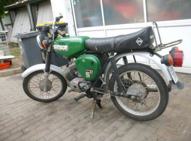 Simson vốn là một công ty tổng hợp của Đức sản xuất nhiều sản phẩm, gồm các vũ khí cầm tay, ôtô, xe đạp và xe máy. Ảnh chiếc 1989 Simson S51 B2-4 được rao bán trên một trang thương mại của nước ngoài với giá chỉ 1.300 Euro &#40;35 triệu VNĐ&#41;.
